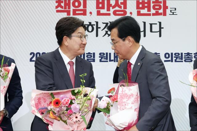 송언석(오른쪽) 국민의힘 신임 원내대표가 16일 국회에서 열린 원내대표 선출을 위한 의원총회에서 권성동 전 원내대표로부터 축하 인사를 받고 있다. 뉴시스
