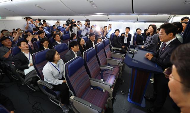 재명 대통령이 16일(현지 시간)주요 7개국(G7) 정상회의 참석을 위해 캐나다 앨버타주 캘거리로 향하는 공군 1호기에서 기자간담회를 하고 있다. 뉴시스