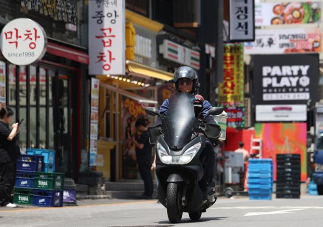 6월 9일 서울 강남의 한 번화가에서 배달 라이더가 이동하고 있다. 연합뉴스