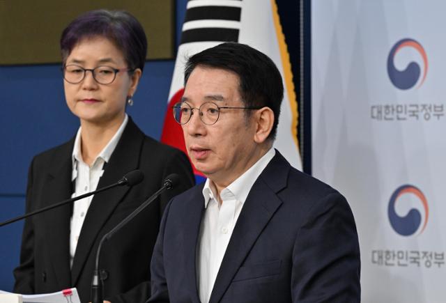 2024년 11월 8일 이정희(오른쪽) 상생협의체 위원장이 서울 종로구 정부서울청사 별관에서 배달플랫폼과 입점업체 수수료 관련 공익위원 중재 내용을 발표하고 있다. 홍인기 기자