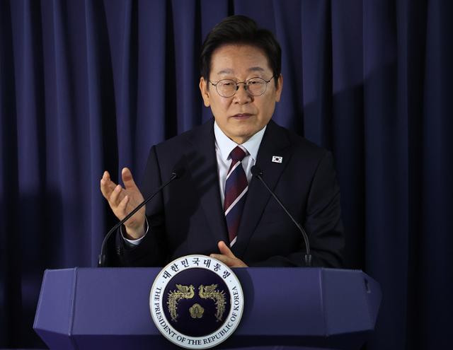 이재명 대통령이 16일(현지 시간)주요 7개국(G7) 정상회의 참석을 위해 캐나다 앨버타주 캘거리로 향하는 공군 1호기에서 기자간담회를 하고 있다. 뉴시스