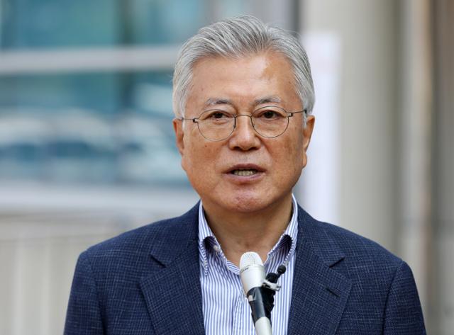 문재인 전 대통령이 지난달 29일 경남 양산시 하북면주민자치센터에 마련된 하북면 사전투표소에서 21대 대통령선거 투표를 마친 뒤 취재진 질문에 답하고 있다. 양산=뉴스1