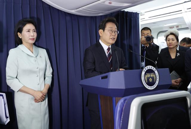 이재명 대통령이 16일(현지시간) 주요 7개국(G7) 정상회의 참석을 위해 캐나다 앨버타주 캘거리로 향하며 공군 1호기에서 김혜경 여사와 함께 기자간담회에 참석해 발언하고 있다. 연합뉴스
