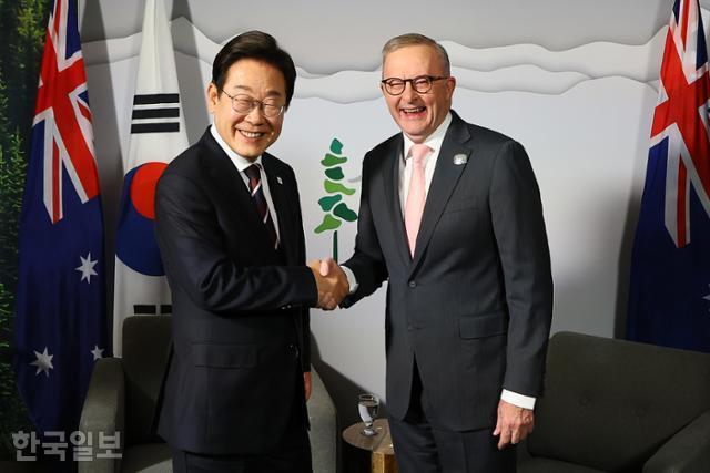 이재명 대통령이 16일(현시시간) 주요 7개국(G7) 정상회의가 열리고 있는 캐나다 캘거리의 한 호텔에서 앤서니 앨버니지 호주 총리와 정상회담을 갖고 악수하고 있다. 캘거리=왕태석 선임기자