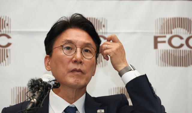 김민석 국무총리 후보자가 17일 서울 중구 프레스센터에서 열린 외신기자간담회에서 질문을 듣고 있다. 뉴스1