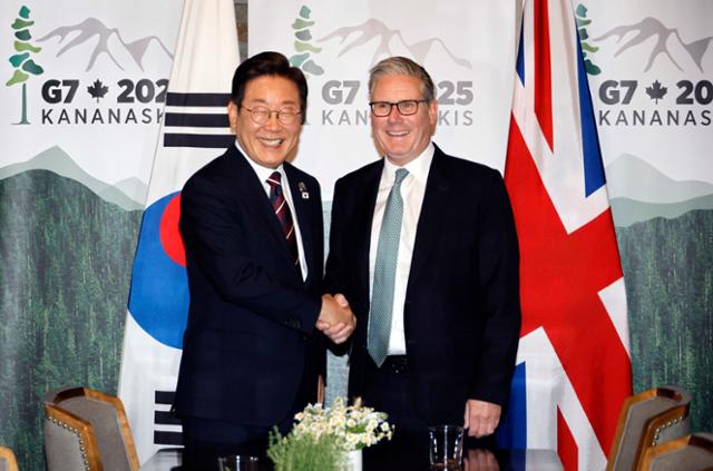 이재명 대통령이 17일(현지 시간) 캐나다 앨버타주 카나나스키스 주요 7개국(G7) 정상회의장에서 키어 스타머 영국 총리를 만나 한-영 정상회담을 하며 악수하고 있다. 캘거리=뉴시스