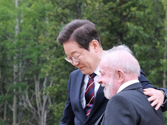 이재명 대통령이 17일(현지시간) 캐나다 앨버타주 카나나스키스 주요 7개국(G7) 정상회의장에서 G7 및 초청국 기념촬영 후 룰라 브라질 대통령 어깨를 감싸며 퇴장하고 있다. 캘거리=연합뉴스