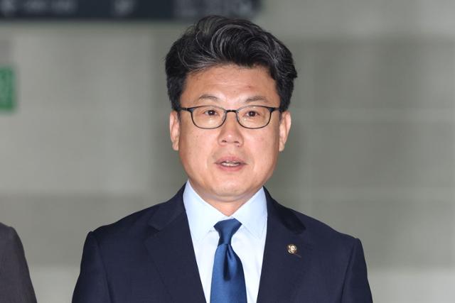 진성준 더불어민주당 정책위의장이 18일 오전 서울 여의도 국회 의원회관에서 민생회복지원금을 포함한 추가경정예산 편성 논의를 위해 열린 당정대 협의회에 참석하고 있다. 뉴스1