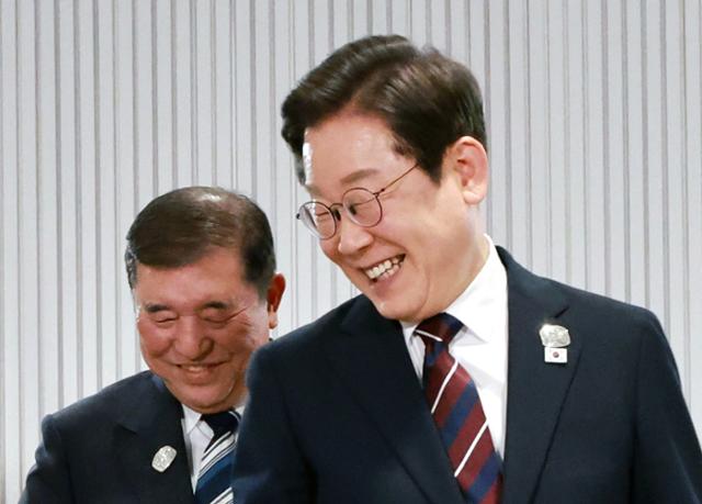 이재명 대통령이 17일(현지시간) 캐나다 앨버타주 카나나스키스 주요 7개국(G7) 정상회의장에서 열린 한일 정상회담에서 이시바 시게루 일본 총리와 자리를 바꾸며 밝게 웃고 있다. 카나나스키스=왕태석 선임기자