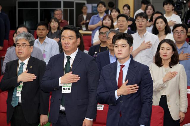 17일 서울 여의도 국회 의원회관에서 열린 2025년 세계 사막화와 가뭄방지의 날 기념행사에서 국민의힘 김용태 비상대책위원장(앞줄 오른쪽 첫번째)을 비롯한 참석자들이 국기에 경례를 하고 있다. 연합뉴스