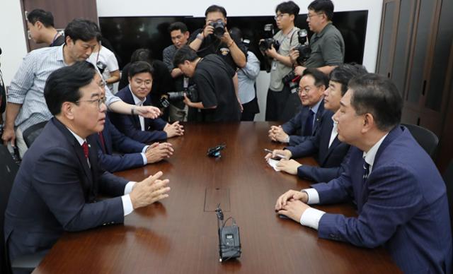 김병기 더불어민주당 대표 직무대행 겸 원내대표와 송언석 국민의힘 원내대표가 18일 서울 여의도 국회에서 추경 및 원 구성 협상 관련 회동하고 있다. 왼쪽부터 시계방향으로 송 원내대표, 유상범 법사위 국민의힘 간사, 