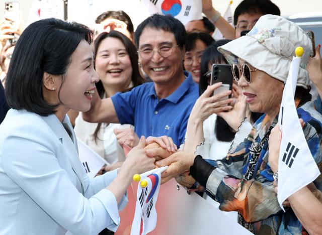 이재명 대통령 부인 김혜경 여사가 17일(현지시간) 캐나다 앨버타주 캘거리 한인회관에서 열린 캐나다 서부 동포사회와의 대화를 나누기 전 동포들과 인사를 하고 있다. 왕태석 선임기자