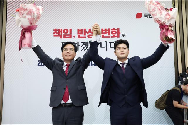 송언석(왼쪽) 국민의힘 신임 원내대표가 16일 서울 여의도 국회에서 열린 2025 국민의힘 원내대표 선출 의원총회에서 김용태 비상대책위원장과 손을 들어 올리고 있다. 뉴시스