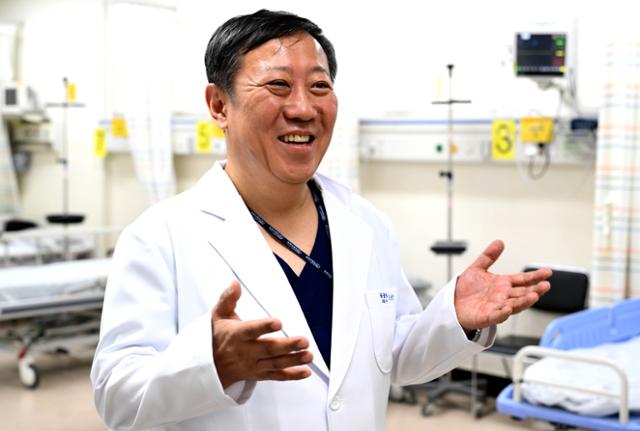 조승연 전 인천의료원장은 지난해 말 임기를 마친 뒤 영월의료원 응급실에서 응급의로 일하고 있다. 5월 초 황금연휴 때는 도내 많은 의료기관이 문을 닫아 하루 60명씩 환자를 진료했다고 한다. 지난달 강원 영월군 영월