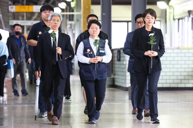'구의역 김군 사망 사건' 7주기를 하루 앞둔 2023년 5월 27일 서울 광진구 구의역에서 열린 추모제에서 김군 유족 법률대리인이자 구의역 사망재해 시민대책위 진상조사단장을 맡았던 권영국 정의당 대표 등 참석자들이