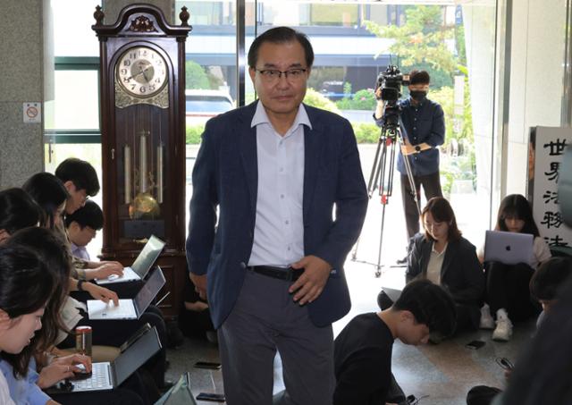이명현 특별검사가 18일 서울 서초구 자신의 사무실에 출근하고 있다. 연합뉴스