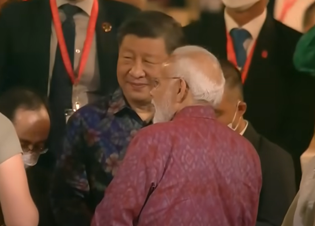 2022년 11월 15일 인도네시아 발리에서 열린 주요 20개국(G20) 정상회의 환영 만찬장에서 시진핑(왼쪽) 중국 국가주석과 나렌드라 모디 인도 총리가 환담을 나누고 있다. 유튜브 YTN 채널 캡처