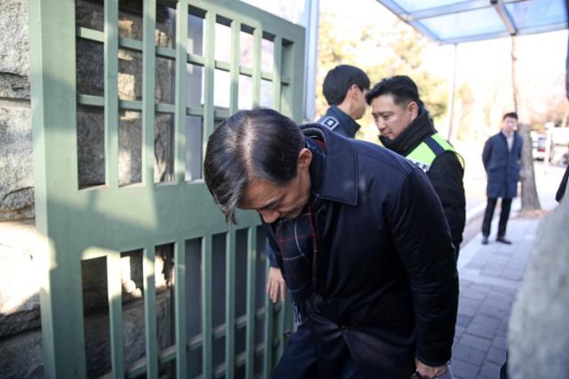 자녀 입시 비리와 청와대 감찰 무마 혐의로 대법원으로부터 징역 2년 실형과 600만 원의 추징 명령을 확정받은 조국 전 조국혁신당 대표가 지난해 12월 경기 의왕시 서울구치소로 수감되기 전 지지자들을 향해 인사하고 