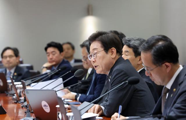 이재명 대통령이 19일 서울 용산구 대통령실 청사에서 열린 국무회의에서 발언하고 있다. 뉴시스