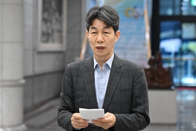 윤건영 더불어민주당 의원이 5월 12일 경기 과천시 중앙선거관리위원회를 찾아 비상계엄 선포 당시 계엄군 진입 관련 현장 방문을 마친 뒤 브리핑을 하고 있다. 박시몬 기자
