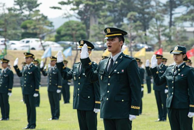 5월 29일 전북 익산시 육군부사관학교에서 열린 2025-1기 육군 부사관 임관식에서 임관 부사관들이 임관 선서를 하고 있다. 육군 제공