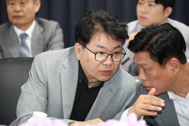 이한주 국정기획위원회 위원장이 20일 서울 종로구 국정기획위원회에서 열린 정치행정분과 검찰청 업무보고에서 조승래 대변인과 대화하고 있다. 연합뉴스
