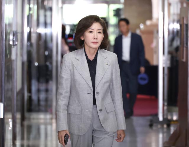 나경원 국민의힘 의원이 18일 국회의사당에서 송언석 원내대표 주재로 열리는 4선 이상 의원들과의 간담회 참석을 위해 이동하고 있다. 연합뉴스