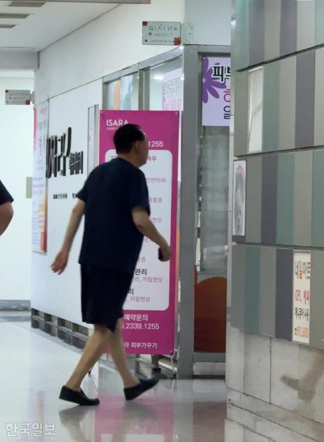 윤석열 전 대통령이 경찰 비상계엄 특별수사단의 2차 출석 요구일이었던 12일 오전, 반바지 차림으로 서울 서초구 아크로비스타 상가를 활보하고 있다. 남동균 인턴기자윤석열 전 대통령이 경찰 비상계엄 특별수사단의 2차 