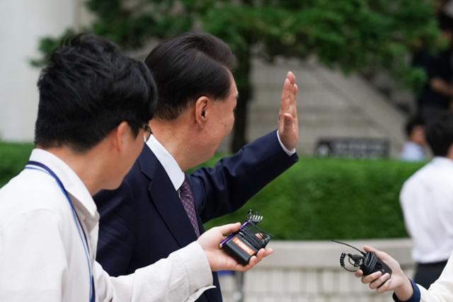 윤석열(오른쪽) 전 대통령이 16일 서울 서초구 서울중앙지법에서 열린 내란 우두머리 혐의·직권남용 권리행사 방해 혐의 사건 7차 공판을 마친 뒤 법원 청사를 나서며 지지자들을 향해 인사하고 있다. 연합뉴스