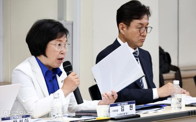김현 국정기획위원회 사회2분과 기획위원이 20일 오전 경기 과천시 정부과천청사 방송통신위원회에서 열린 국정기획위원회 방통위 업무보고에서 모두발언을 하고 있다. 하상윤 기자