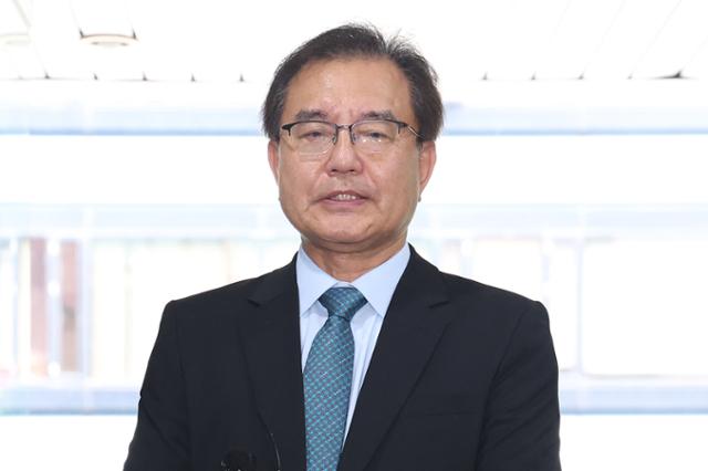 이명현 특별검사가 20일 오전 서울 서초구 사무실로 출근하며 취재진 질문에 답하고 있다. 뉴스1