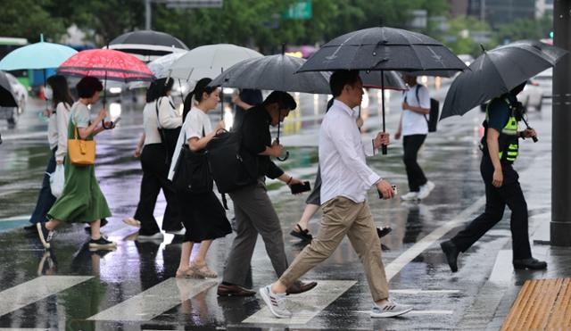 20일 서울 광화문거리에서 우산을 쓴 시민들이 출근하고 있다. 뉴스1
