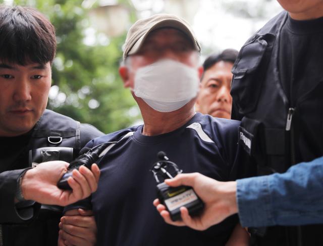 가정폭력으로 인한 접근금지 조치가 끝난 지 일주일 만에 아내를 찾아가 흉기로 살해한 혐의(살인)를 받는 60대 A씨가 21일 오후 인천 미추홀구 인천지방법원에서 열린 구속 전 피의자 심문(영장실질심사)에 출석하기 위