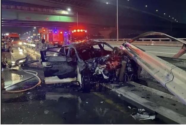 작년 5월 12일 새벽, 충남 아산시 도로에서 무면허 10대 운전자가 렌터카를 몰다 중앙분리대를 들이받고 튕겨나간 파편에 마주 오던 60대 택시기사가 숨졌다. 사진은 사고 직후 처참했던 현장. 아산소방서 제공