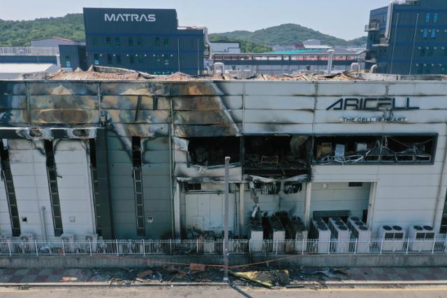 지난해 6월 화재로 31명의 사상자가 나온 경기 화성 일차전지 업체 아리셀의 건물이 처참하게 그을려 있다. 박시몬 기자