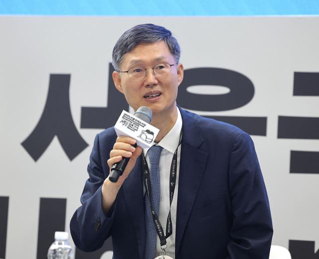 문형배 전 헌법재판소장 권한대행이 22일 서울 강남구 코엑스에서 '어른 김장하의 씨앗'을 주제로 열린 서울국제도서전 북토크에 참석해 발언하고 있다. 연합뉴스