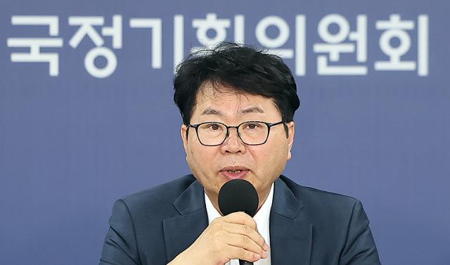 이한주 국정기획위원장이 22일 서울 종로구 정부서울청사 창성동 별관에서 열린 기자간담회에서 발언하고 있다. 뉴스1