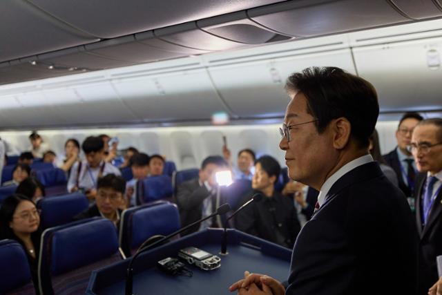 주요 7개국(G7) 정상회의에 참석하는 이재명 대통령이 16일(현지시간) 캐나다 앨버타주 캘거리로 향하는 공군 1호기에서 기자간담회를 하고 있다. 대통령실 제공