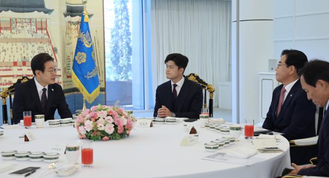 이재명 대통령이 22일 한남동 관저에서 열린 여야 지도부와 오찬에서 발언하고 있다. 왼쪽부터 이 대통령, 국민의힘 김용태 비상대책위원장, 송언석 원내대표, 우상호 정무수석. 뉴시스