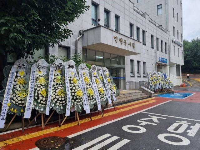 지난해 7월 서울 관악경찰서 앞에 사망한 동료 경찰관을 추모하는 근조 화환이 놓여 있다. 전국경찰직장협의회 제공