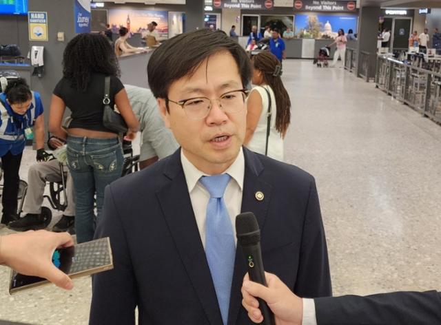여한구 산업통상자원부 통상교섭본부장이 22일 워싱턴 인근 덜레스국제공항으로 미국에 입국한 뒤 취재진 질문에 대답하고 있다. 워싱턴=연합뉴스