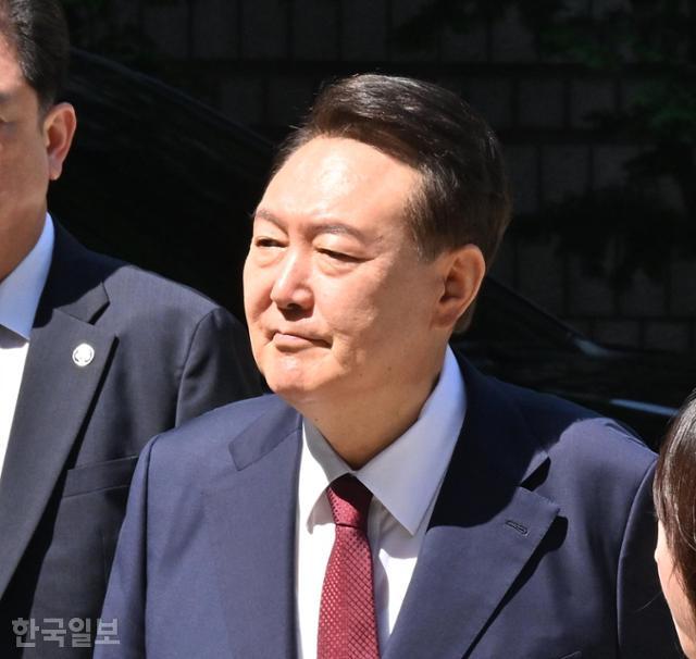 윤석열 전 대통령이 23일 서울 서초구 서울중앙지방법원에서 열린 내란 우두머리 혐의·직권남용 권리행사 방해 혐의 사건 8차 공판에 출석하고 있다. 홍인기 기자