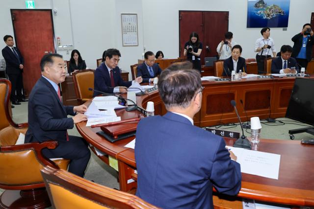 신성범 국회 정보위원회 위원장이 23일 국회에서 열린 제426회국회(임시회) 정보위 제3차 전체회의에서 이종석 국가정보원장 후보자 인사청문경과보고서 채택의 건 논의를 하고 있다. 뉴스1