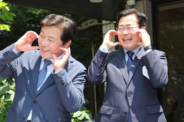 박찬대 더불어민주당 의원이 23일 오전 서울 여의도 당사에서 당대표 출마 선언 기자회견을 마친 뒤 지지자들을 향해 포즈를 취하고 있다. 왼쪽은 최고위원 출마가 유력한 황명선 의원. 뉴스1