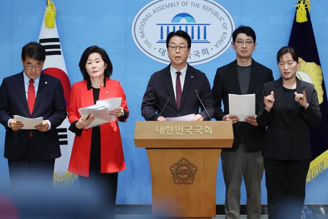 국민의힘 국무총리 인사청문특위 위원인 배준영(왼쪽부터) 김희정 곽규택 주진우 의원이 23일 서울 여의도 국회 소통관에서 김민석 후보자의 자녀 특혜 의혹과 관련해 자진 사퇴를 촉구하는 기자회견을 하고 있다. 연합뉴스