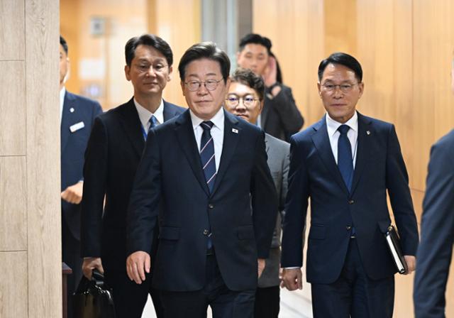 이재명 대통령이 23일 서울 용산 대통령실에서 열린 제1차 수석보좌관회의를 주재하기 위해 회의장에 들어서고 있다. 왕태석 선임기자