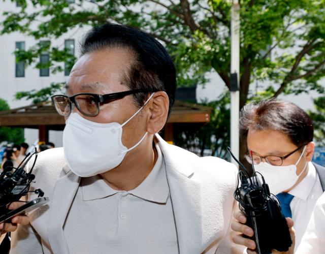 '건진법사' 전성배씨가 23일 서울 양천구 서울남부지법에서 열린 정치자금법 위반 혐의 사건 3차 공판 출석을 위해 법정으로 향하고 있다. 연합뉴스