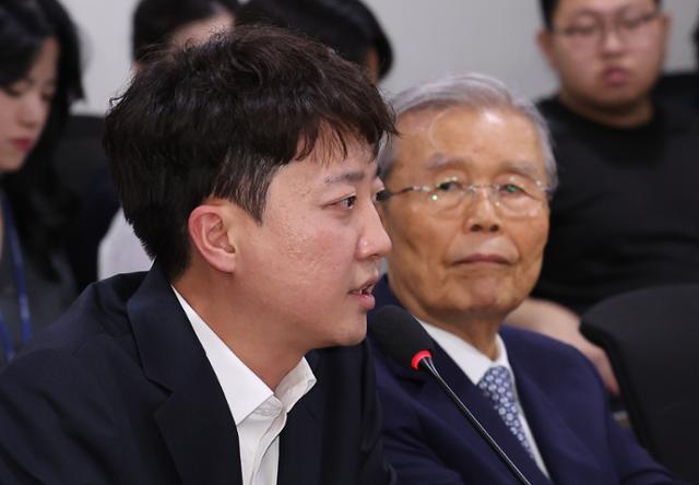 이준석(왼쪽) 개혁신당 의원이 23일 오후 서울 여의도 국회 의원회관에서 열린 대선 평가 세미나에서 기념사를 하고 있다. 오른쪽은 김종인 전 국민의힘 비상대책위원장. 뉴시스