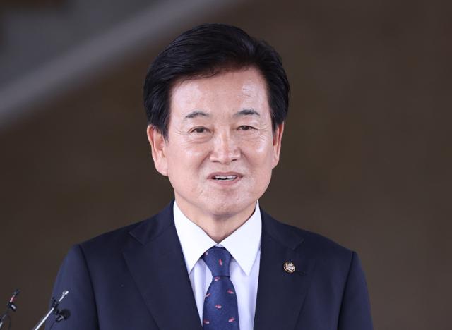 정동영 통일부 장관 후보자가 24일 서울 종로구 남북관계관리단에 마련된 인사청문회 준비 사무실에 도착해 취재진 질문에 답하고 있다. 뉴스1