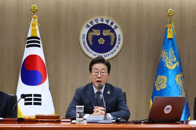 "SNS는 목숨줄"이라던 李 대통령, <b>국민</b> 질문에 직접 답한다... '취임 30일...